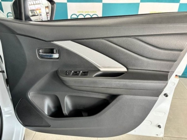 17402MitsubishiXpander005-th.jpg