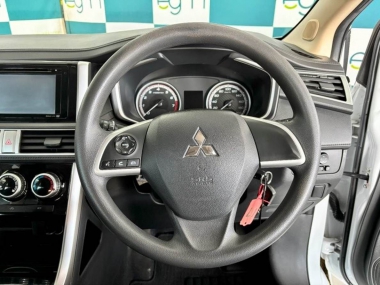 17402MitsubishiXpander012-th.jpg
