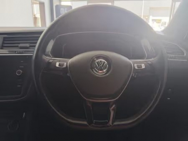 17740VWTiguan014-th.jpg