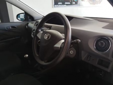 17818ToyotaEtios012-th.jpg