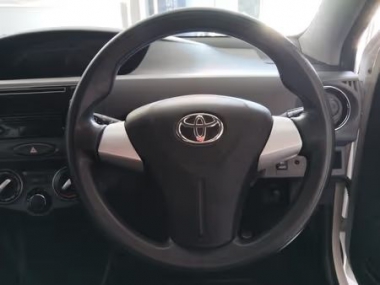 17818ToyotaEtios013-th.jpg