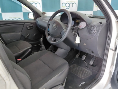 17915NissanNP2001.5dCi017-th.jpg
